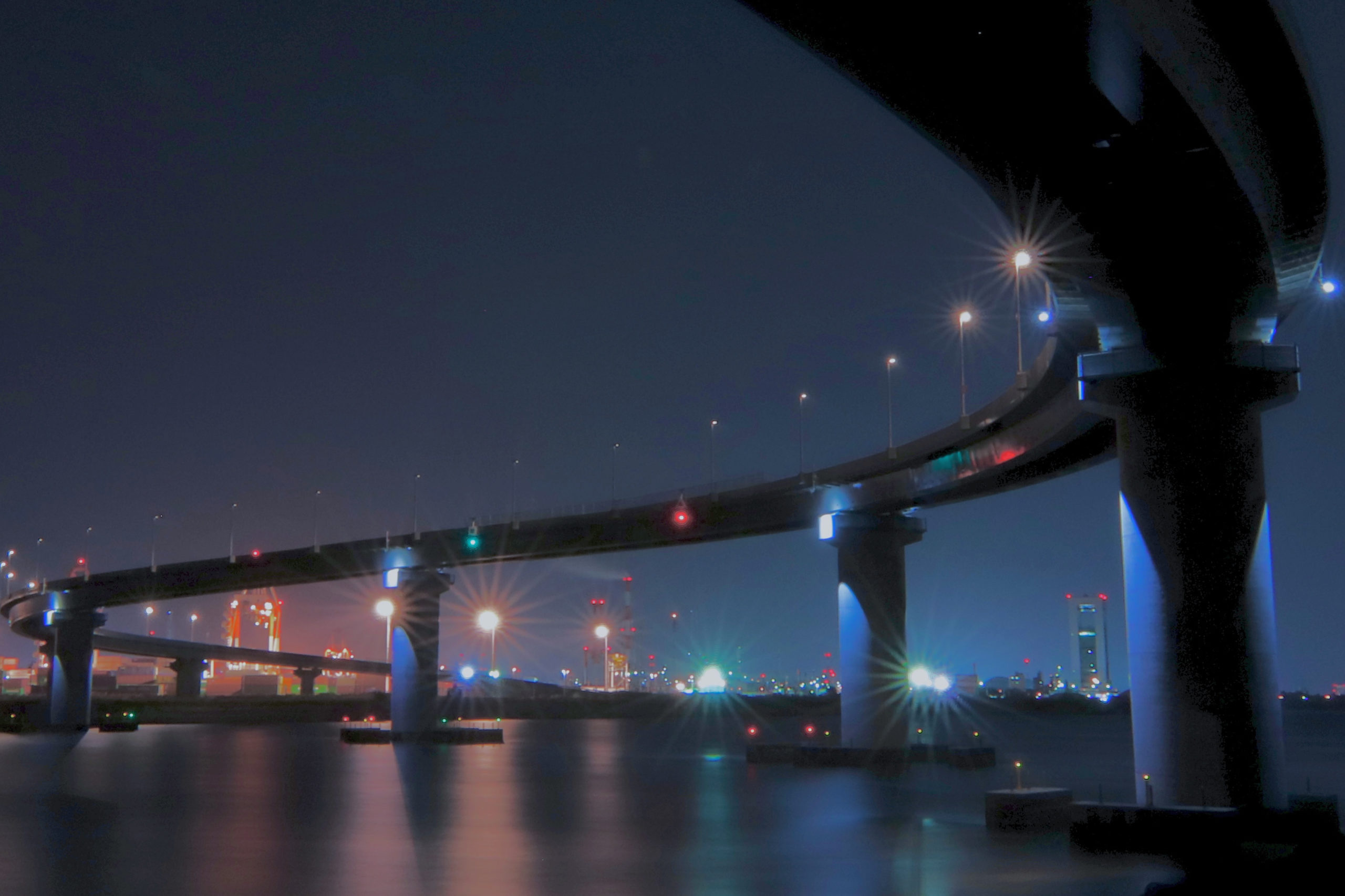 2018年4月に開通した霞4号幹線（四日市・いなばポートライン）は美しいS字カーブの夜景が人気の撮影スポットです。